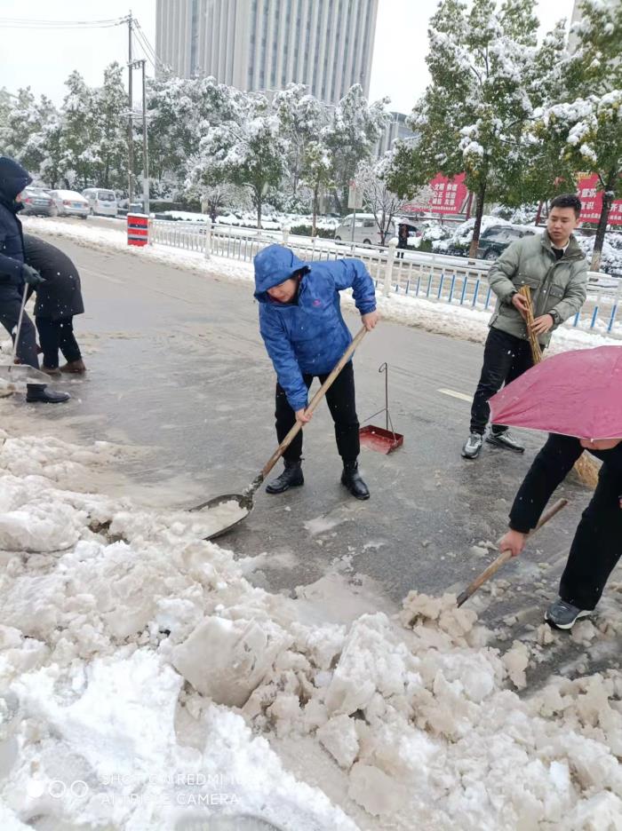 县司法局组织干部职工开展扫雪除冰行动